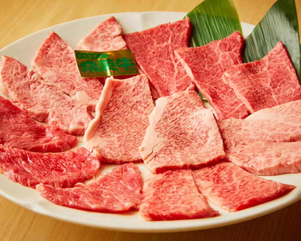 我們之所以能夠以合理的價格提供奢華的肉類，是因為我們從全國各地採購整頭黑毛和牛。由引以為傲的肉組成的豪華拼盤「極上」拼盤是推薦的菜餚！包括最上等的厚片鹽舌、牛裡肌或烤肋骨，以及今天推薦的稀有部位，總共6種，使其成為一道完美的360g菜餚。搭配我們自製的水果醬一起享用。