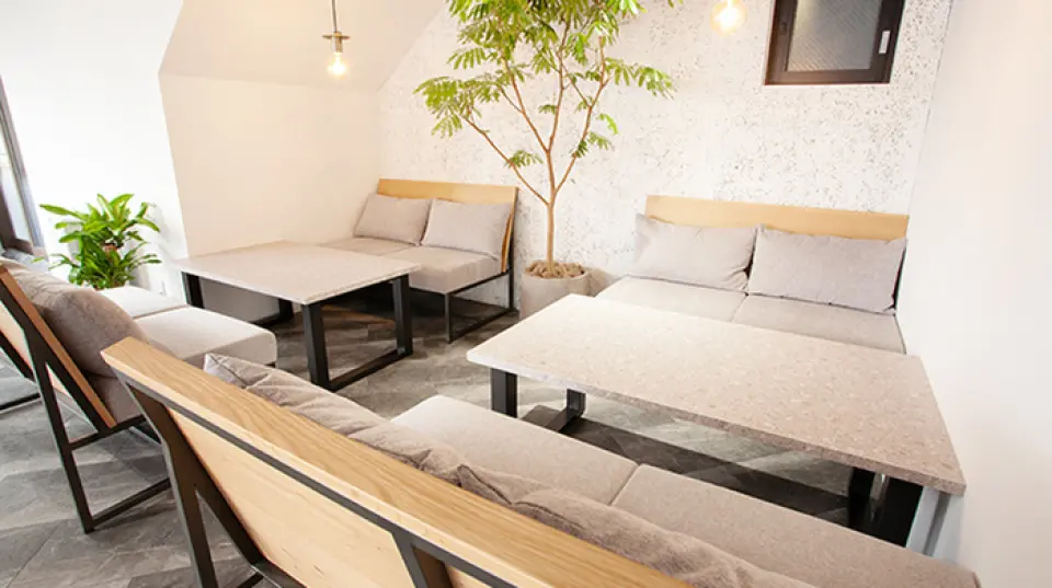 Nội thất đầy phong cách của cửa hàng dựa trên cây xanh và có nhiều cây cảnh, khiến nơi đây trở thành một không gian thư giãn, nơi bạn có thể hít thở. Lối vào bằng kính sáng sủa và thoáng mát, nội thất được trang trí với màu trắng và xám mang đến bầu không khí sang trọng. Tất cả 18 ghế đều là ghế bàn, bạn có thể thư giãn tại những chiếc bàn rộng rãi kiểu đá cẩm thạch. Các chỗ ngồi có khoảng cách rộng rãi nên bạn có thể dễ dàng dành thời gian cho thú cưng của mình ◎ Vui lòng sử dụng chỗ này nếu bạn mang theo chó hoặc đi uống cà phê với bạn bè và gia đình ♪