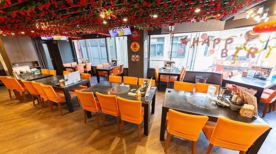 【琴北】位于West Core大楼的4楼和5楼，距离池袋站5分钟路程。店内装潢以吉祥的红色为基调，充满中国特色的装饰，是一个温馨的空间。 4楼设有50张便利桌子。 5 楼设有 4 间私人房间，您可以在这里尽情享受住宿，而不必担心周围的环境。最多还可预订 40 人的场地。适合一人用餐、好友聚餐、各种宴会等多种场合。