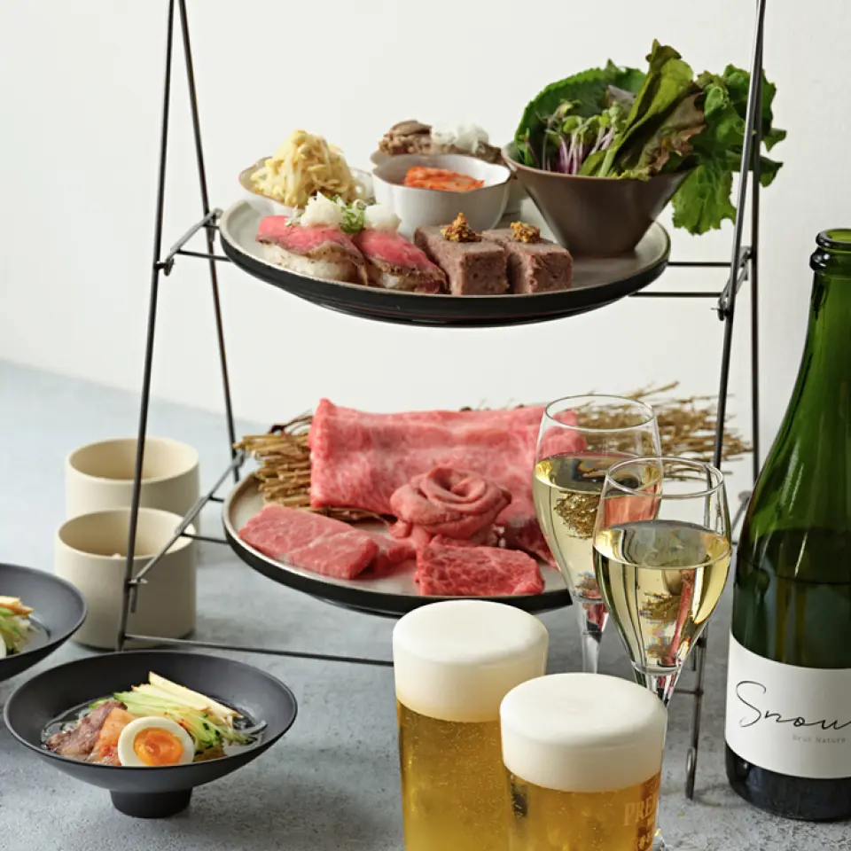 上層擺放著和牛肉凍、肉壽司、水煮牛舌、泡菜、韓式拌菜、蔬菜捲等，下層擺放著山華樓引以為豪的“牛舌肉束”、厚切牛腩排、烤牛里脊肉和兩塊上等肉的肉拼盤。請盡情享受既賞心悅目又費時費力的山原風「肉旦雲茶」。