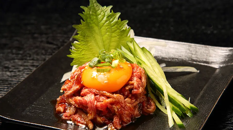 At our restaurant, we carefully select the best quality A5 rank Wagyu beef of the day and serve it as creative dishes. You can enjoy dishes unique to a yakiniku restaurant, such as "Wagyu beef carpaccio" and "Wagyu beef yukke," which is proudly grilled right in front of the customers. We also offer handmade appetizers, which you can enjoy with your favorite sake.