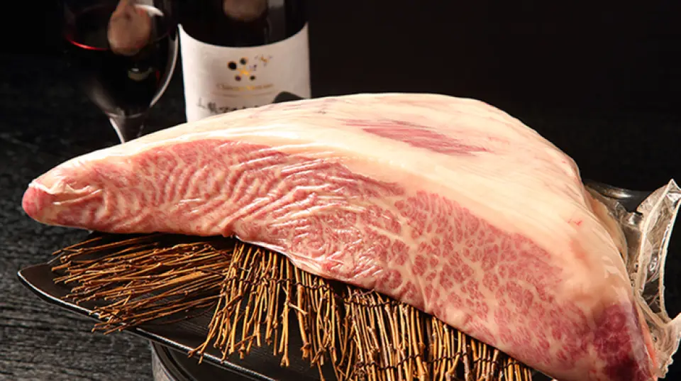 At our restaurant, you can enjoy "lava yakiniku" using lava plates from Mt. Fuji. The meat does not get tough because it is grilled at a low temperature and produces little smoke and does not burn easily. Of particular note is the "Iwaizumi shorthorn beef", which is rare in Tokyo. Shorthorn beef is known for its lean red meat with little fat, and is a rare domestic red meat with a low domestic market share. Please enjoy this treasure, a pride of the region, which has been carefully raised to adapt to the harsh natural environment of Iwate Prefecture.