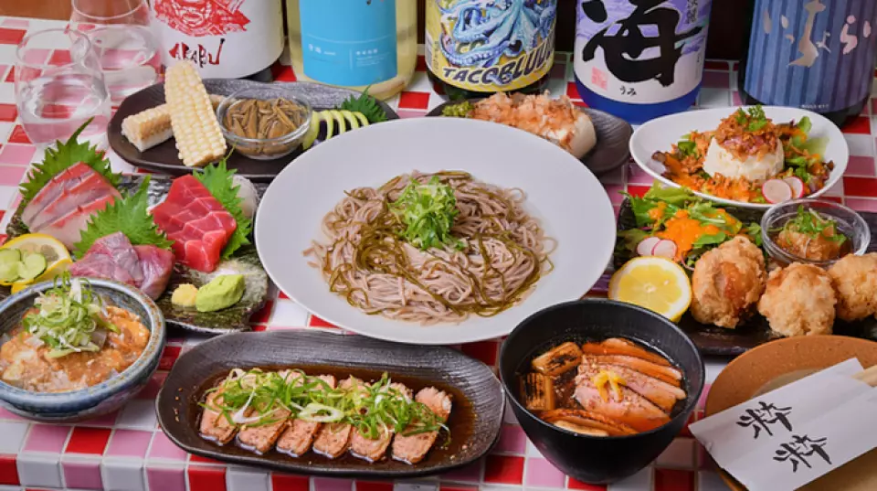 5,000日元的套餐包括“烤鸭生鱼片”和“荞麦汤炖牛筋”等人气菜肴，以及三种时令生鱼片菜肴和时令蔬菜菜肴，是一顿非常令人满意的餐点。推荐的6,000日元套餐的内容，除了5,000日元套餐的内容外，还包含时令清酒畅饮，还可以选择自己喜欢的荞麦面来结束◎有充满时令风味的各种套餐非常适合聚会！在美味的日本酒和美食的包围下度过特别的时刻♪