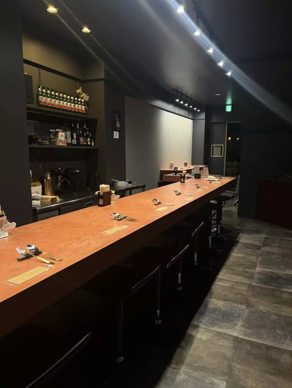 我們的餐廳與酒吧般的外觀不同，更加休閒溫馨。 13個座位全部位於吧台，您可以與工作人員愉快地交談，也可以獨自前來。當然也歡迎團體前來◎店內裝飾有印尼皮影「哇揚」和峇裡島雜貨，營造出當地的氛圍。距離荻窪站北口步行4分鐘，交通便利，聚會、散會都很方便◎無論是小酌一杯還是與朋友聚會，都適合各種場合♪