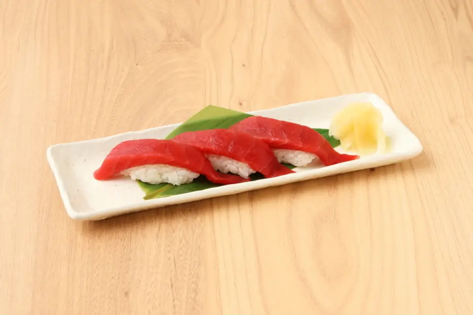 เราซื้อเฉพาะปลาทูน่าสดคุณภาพสูงที่ดูแลโดยบริษัท Weku Foods ซึ่งเป็นบริษัทที่ดำเนินงานของเราเท่านั้น เรานำเสนอปลาทูน่าที่น่าภาคภูมิใจในราคาที่สมเหตุสมผล ตั้งแต่ชิ้นส่วนมาตรฐานไปจนถึงชิ้นส่วนที่หายาก เช่น แก้มและหัวใจ โดยช่างฝีมือของเราแต่ละชิ้นตัดเย็บด้วยมือเพื่อให้ได้รสชาติสูงสุด นอกจากซาซิมิแล้ว เรายังมีอาหารสร้างสรรค์อีกมากมาย เช่น ``ปอเปี๊ยะทูน่า'' และ ``ทูน่าคาร์ปาชโช'' ดังนั้นโปรดเพลิดเพลินไปกับมันให้จุใจ
