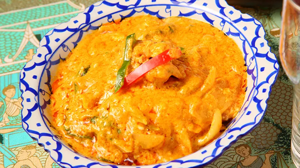 We offer a full menu of dishes, from over 15 different kinds of salads, to snacks to go with your drinks, to rice dishes to fill you up. One of our most popular dishes is the "Soft and Fluffy Curry Stir-fried Soft Shell Crab," which is loved by people of all ages. This delicious dish combines soft crab that you can eat right down to the shell with sweet, curry-flavored eggs. You can adjust the spiciness and amount of coriander for each dish, so even if you're not used to eating Thai food, please come and visit us!