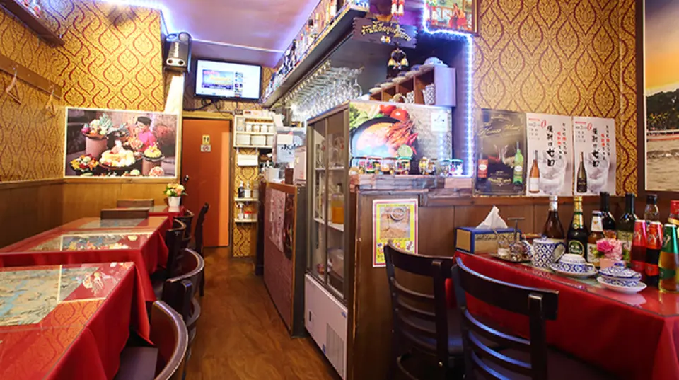 Our restaurant is located in an easily accessible location, just a 5-minute walk from Jimbocho Station. It has a homey atmosphere that even women can easily enter alone. The gold wallpaper, colorful and cute Thai decorations and flowers, and red tablecloths create an authentic atmosphere. We have tables that are perfect for a wide range of occasions, from meals with family and friends to company banquets. You can of course savor your food and drinks at your leisure, but you can also have fun with friends! Enjoy a blissful moment in a cozy space♪