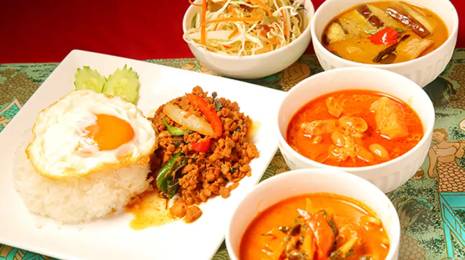 There is a wide selection of attractive lunch options! We have a wide variety of hearty sets as well as single dishes! Enjoy popular Thai dishes such as "Gapow", "Tom Yum Goong" and "Pad Thai" in great value sets. You can also order additional side dishes, toppings and drinks. We also offer banquet plans such as the "Isan Course" for 3,800 yen and the "Baan Nipa Course" for 4,200 yen. We also offer a 90-minute all-you-can-drink plan for course customers.