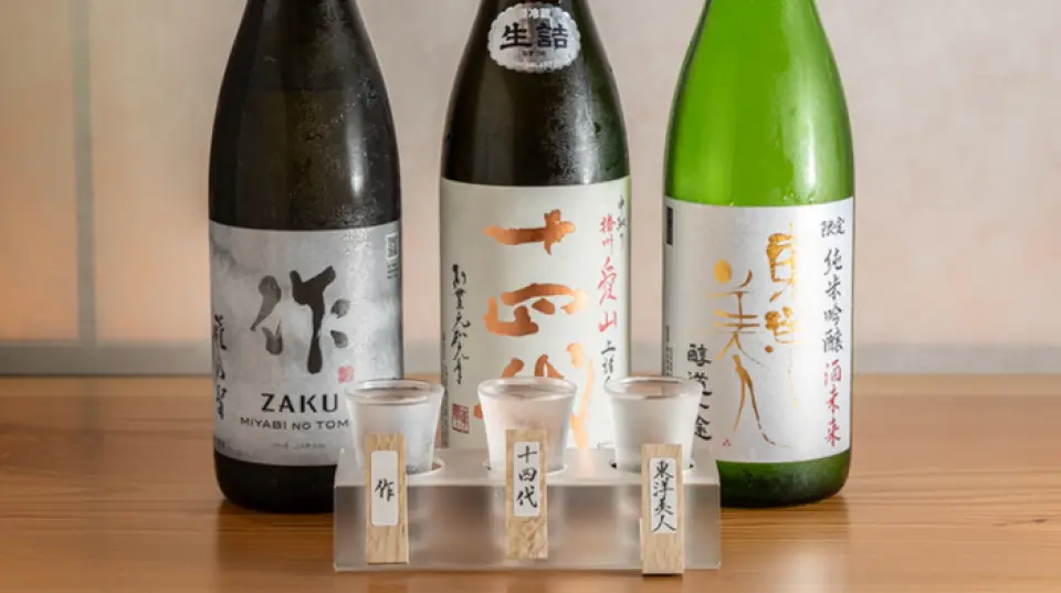 저희는 항상 일본 전역에서 엄선된 15~20종 이상의 향토 사케를 갖추고 있습니다. 저희의 라인업은 끊임없이 바뀌며, 새로운 사케와 한정판 사케가 있어 방문할 때마다 새로운 술을 발견하는 즐거움을 만끽할 수 있습니다. 또한 일반 대중이 구하기 힘든 희귀 사케도 다양하게 갖추고 있습니다. 또한 다양한 맛을 제공하며, 식사와 함께 즐길 수 있는 "테이스팅 세트"도 제공합니다. 서빙하기 전에 사케로 잔을 헹구어 향을 더합니다. 정통 요리와 함께 고품질의 음료를 즐기세요.