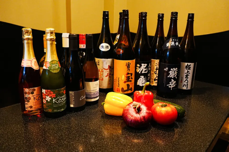 葡萄酒愛好者必看☆ 在本店，您可以品嚐到有機白葡萄酒、紅酒、香檳等杯裝或瓶裝的◎另外，我們還嚴選來自日本各地的美味清酒，還有標準飲料，如作為酸酒和雞尾酒。我們營業至深夜，因此您可以將其用作您的第二或第三家餐廳。本店的魅力在於可以透過多種方式享受◎