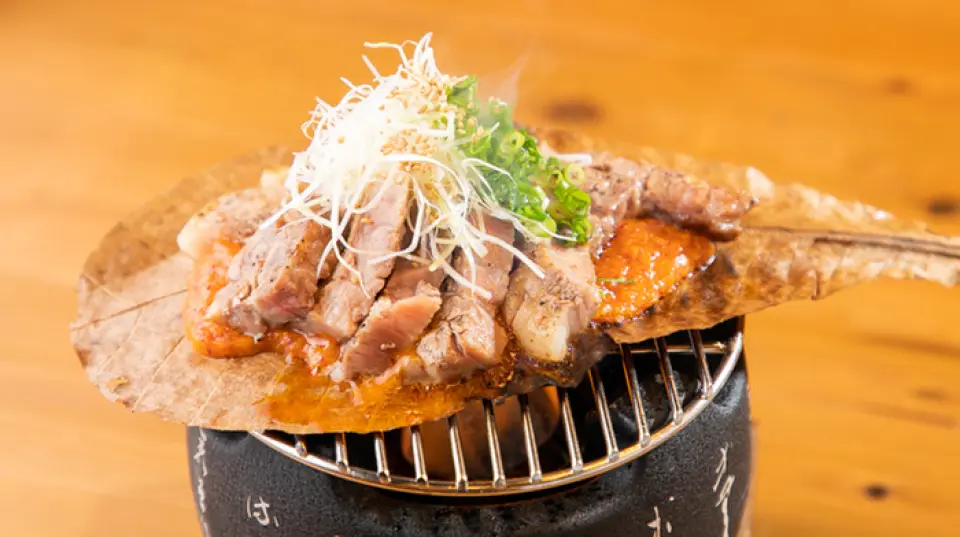 从品牌肉类到新鲜海鲜，您可以在炉端烧品尝到店主精心挑选的各种食材。珍贵的北海道产“烤本坪鲷鱼”、多汁的大腿肉“大山通隔夜干”、“木岛SPF猪肉烤霍巴”等与清酒最相配的菜单有很多。 ◎每道菜都是由熟练的工匠制作的，请也尝试一下在精心制作的半号锅中烹制的银莎丽。加入大量牛蒡根和大葱的「地鸟卷煲仔饭」是完美的结束餐点◎