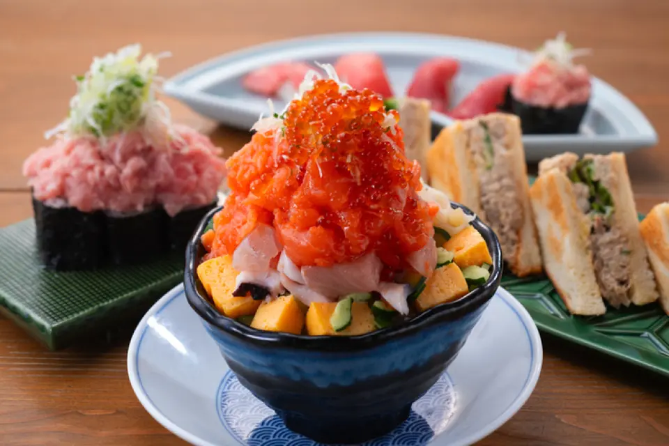 午餐时间可以享受超值的海鲜和寿司♪午餐菜单上有超过15种用新鲜鱼制成的海鲜盖饭！使用每天更换的新鲜海鲜配料制成的“Bara Chirashi”是芥末名产，也是推荐菜单。◎还有午餐限定的超值握寿司◎周六也营业，周日和节假日的午餐聚会一定要尝尝芥末♪