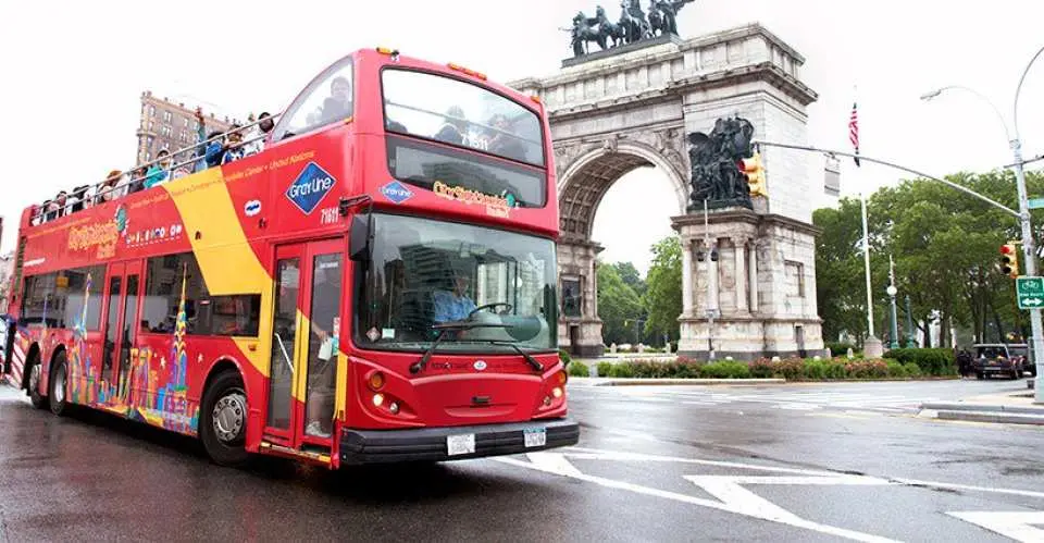 車內提供多國語言導覽系統，讓你更了解紐約景點與文化