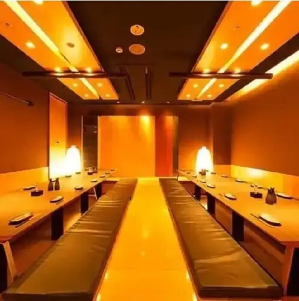 【包間居酒屋SSG飯田橋開業價格】完全包間的無限暢飲宴會方案，以著名的「大山地雞」、「市場直送的新鮮魚」+【嚴選的火鍋菜餚】食材]♪對於季節性宴會， Iwa我們提供日本宴會方案，其中包括中型豬肉和國產A5和牛，以滿足您的聚會。優惠時間有限，請儘早預訂！