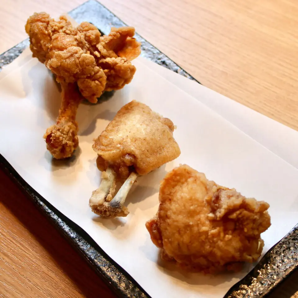 Juicy taste, marinated in a special sauce based on kelp water♪・Large fried chicken: Wrapping the skin around the breast meat to "hugging" it allows it to absorb plenty of sauce! Furthermore, with the skin on, it's bursting with flavor♪・Wing tip: The meat parts are tightly packed on top, allowing it to soak up the sauce and lock in the flavor. By frying it without a batter, it has a crispy outside and a juicy inside texture◎・Wing tip: You can tell it's delicious just by looking at it! Please go wild and bite into it!