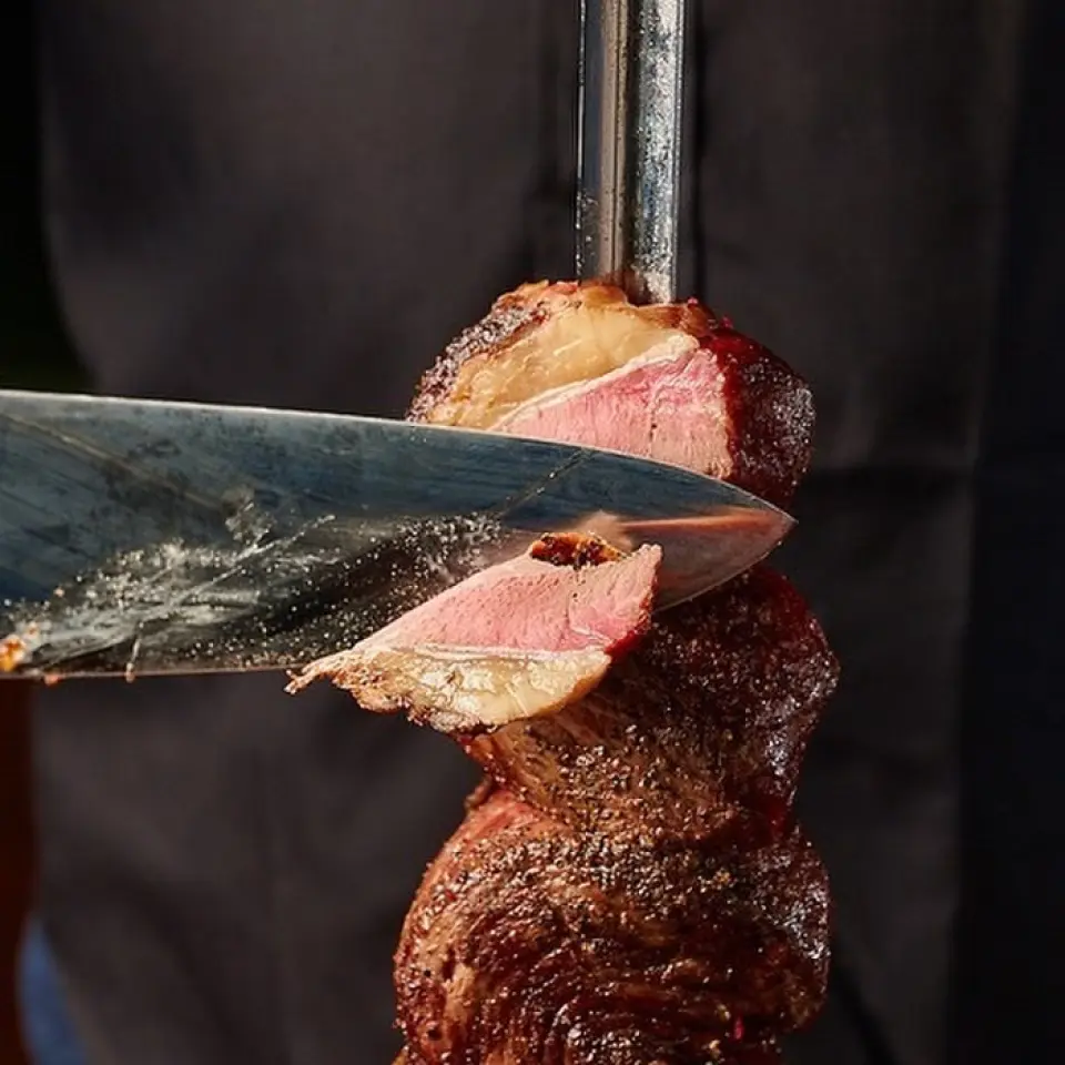 Chúng tôi cũng cung cấp các loại thịt đỏ quý hiếm, bao gồm thịt bò Wagyu, có kết cấu mịn và hương vị mềm mại! Chúng tôi sử dụng thịt bò Wagyu chất lượng cao nhất được lựa chọn cẩn thận và các đầu bếp chuyên nghiệp của chúng tôi nướng thịt một cách hoàn hảo. Thịt bò Wagyu mềm và ngon ngọt sẽ bùng nổ hương vị ngay khi bạn đưa vào miệng và bạn có thể thưởng thức kết cấu như thể nó tan chảy trên lưỡi. Sức mạnh của đầu bếp cắt thịt trước mặt khách hàng là độc nhất của Churrasco! Thưởng thức Churrasco đích thực theo ý thích của bạn.