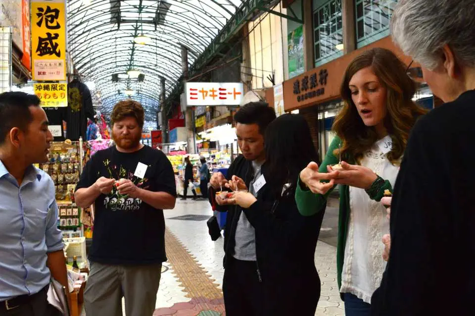在市集裡愜意的邊吃邊逛