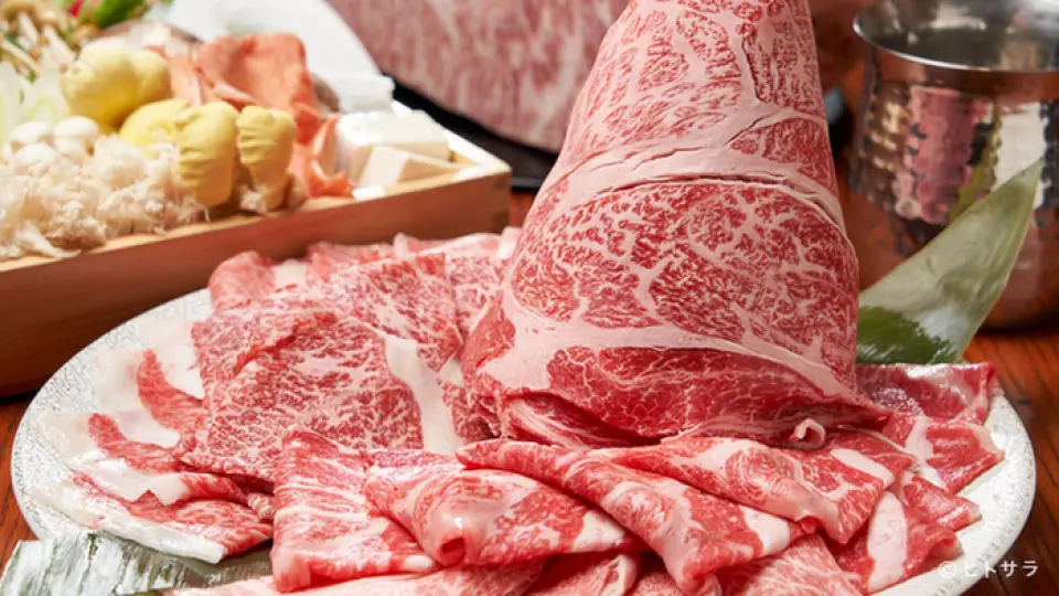 You can enjoy comparing the taste of Matsusaka beef, Kobe beef, and Omi beef. You can choose between shabu-shabu or sukiyaki. You can also enjoy ◆【Rare mushrooms】 and 【Fresh vegetables from the farm】◆. The specialty of our ◆【Shabu-shabu】◆ is that it is served with ◆【Dashi soup】◆, which brings out the deliciousness of the meat even more. ◆【Sukiyaki】◆ is a sauce made with a slightly reduced sweetness and a 【bonito dashi flavor】 to bring out the flavor of the branded Japanese beef.