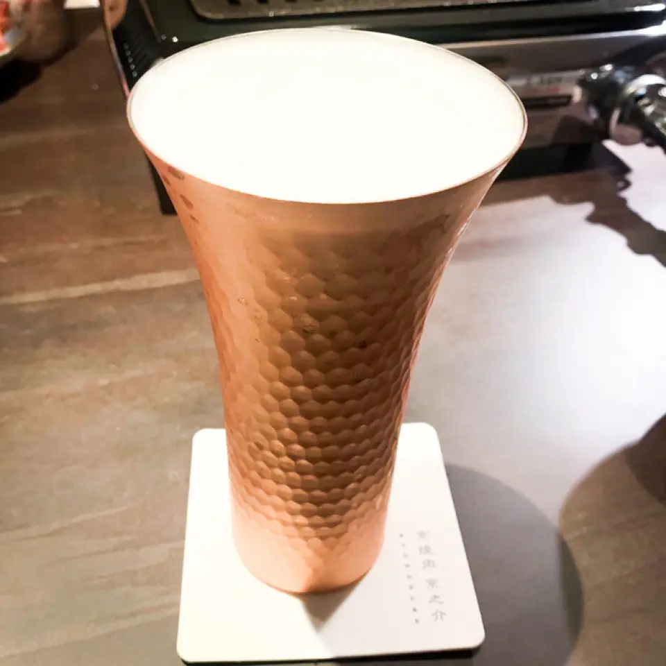 裝在冰鎮的銅杯中。