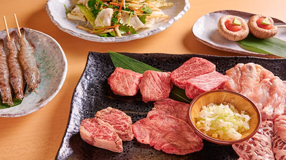 We offer meat carefully selected by our head chef, who has been in this business for 50 years. We would like to introduce two recommended dishes, each with its own homemade sauce that is the key to its flavor! First up is our "Aged Thick-Cut Beef Tongue." It is characterized by a moderate saltiness, which is aged using a unique method. Lastly, we have our fresh pork innards, the "Ningyocho Innards." This is a proud dish that uses our secret salt and miso sauces. The refreshing Japanese-style "Keyaki Cold Noodles" and the "Garlic Rice Norimaki," which can be enjoyed as a snack, are perfect for the finale of the meal! We also offer our popular "Keyaki Full Course" which is a great value.