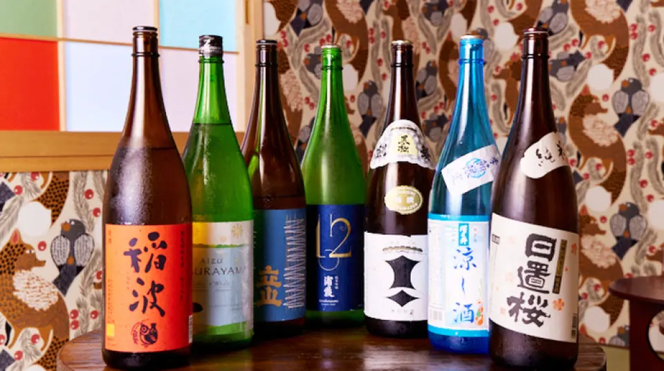 我們的飲品菜單以季節為主，每週供應清酒和時令酸酒。我們備有多種嚴選的乾酒，您也可以向工作人員詢問您最喜歡的飲料。請隨時與我們聯繫。此外，時令酸味酒味道鮮美，可與您的餐點相得益彰。您可以將酒瓶存放在餐廳內，因此請您悠閒地享用餐點。
