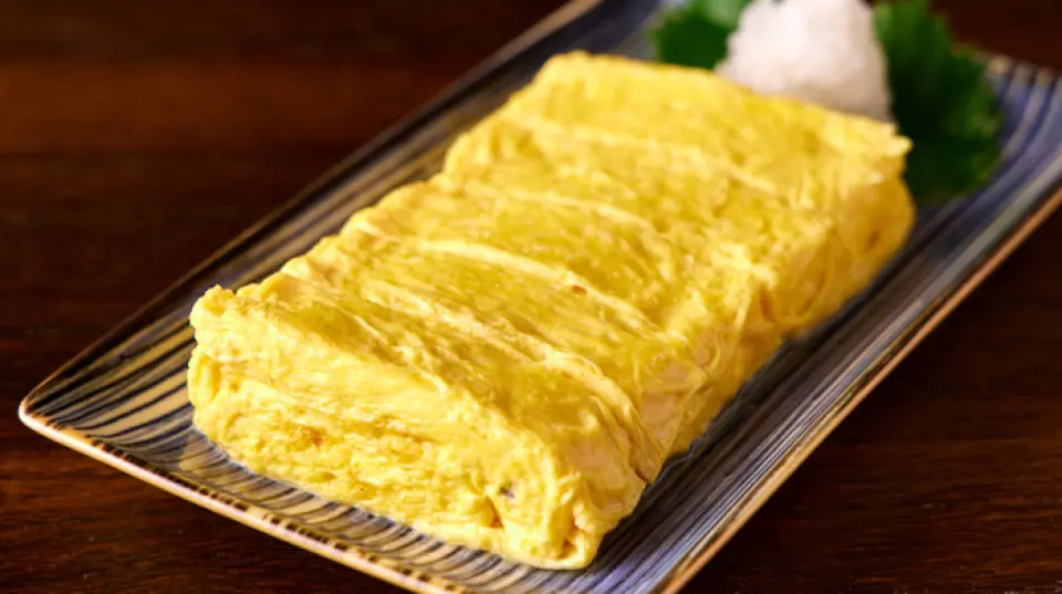 我們的高湯捲以其蓬鬆的多層口感、高湯的濃鬱風味和新鮮製作的高湯卷的美味而自豪。另外，炸竹莢魚採用新鮮竹莢魚製作，外酥裡嫩，味道鮮美。此外，我們也提供用魚骨熬煮的湯和燉魚。使用鯛魚骨自製的鯛魚湯拉麵是用令人難以抗拒的鯛魚香氣來結束一頓飯的完美方式。請盡情享受。
