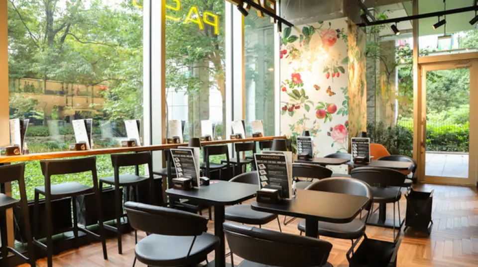 The interior of the restaurant, which is entirely made of glass, has an industrial atmosphere created by an Italian designer. It is bright and open, and is suitable for a variety of occasions, such as a short break or a date. You can also enjoy the lush green scenery. Please spend a relaxing time with jazz music playing.