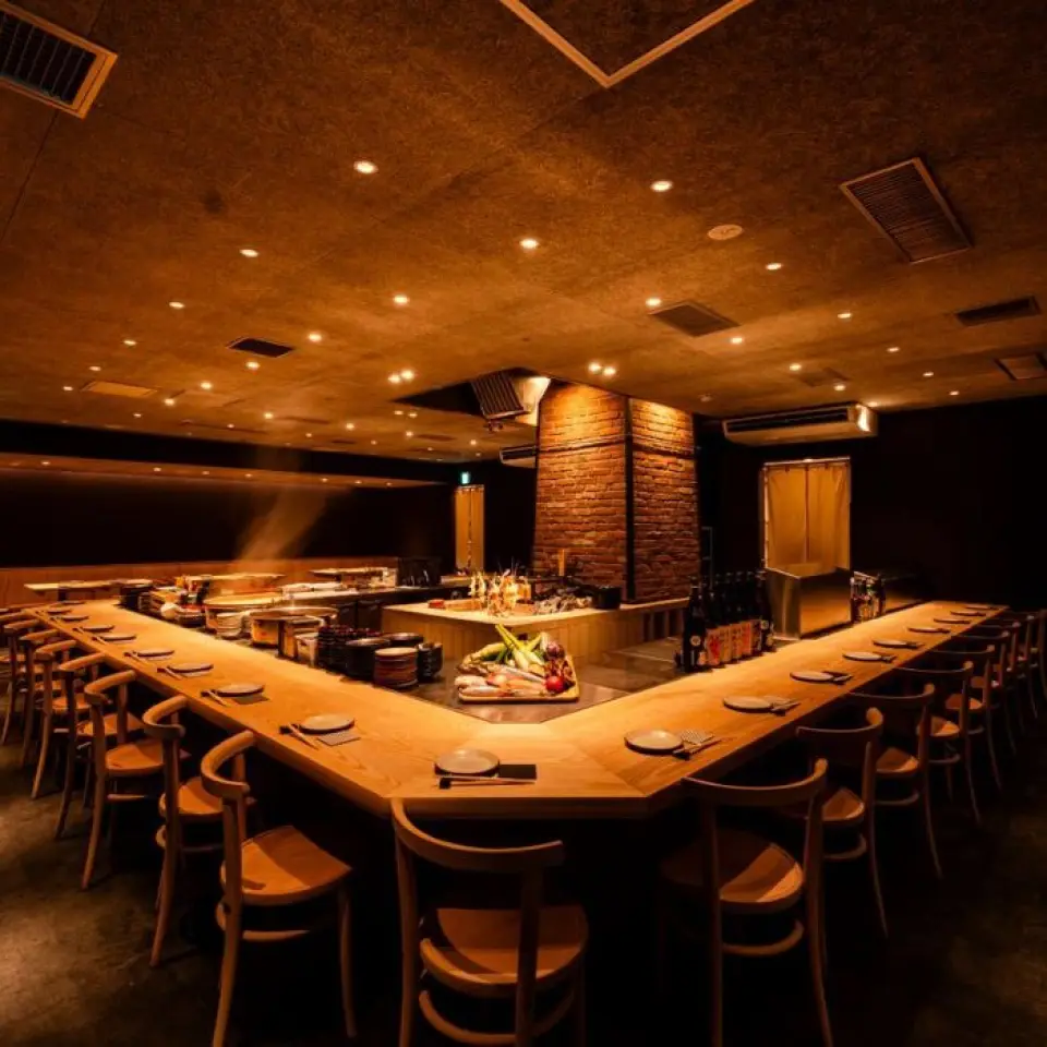 An enchanting space surrounded by the grilling process. Watching the fragrant grilled fish over the charcoal fire creates a unique, high-quality dining experience for adults. Enjoy the grilling process right in front of you and experience Mitsui's commitment to grilling.