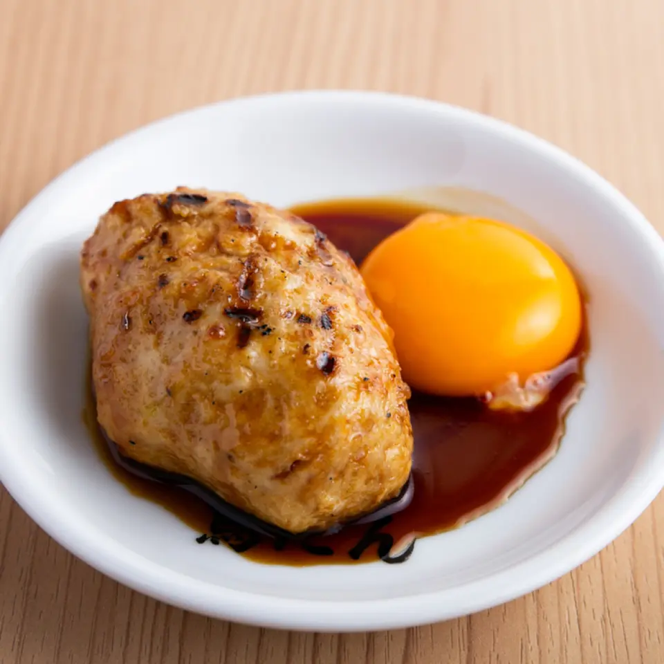Toritan 著名的肉丸每天都是手工製作的。自製肉丸已經成為餐廳的標誌，所以從種子的分配到準備方法、調味、食用方法和燒烤方法，我們透過反覆試驗，創造出真正獨特的東西。