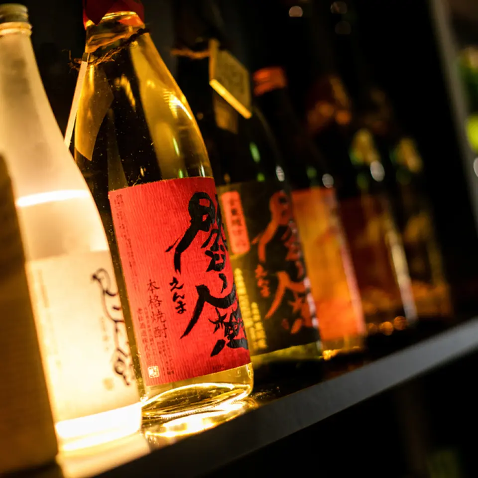 Bộ sưu tập rượu sake Nhật Bản đáng tự hào của chúng tôi khiến những người yêu thích rượu sake Nhật Bản không thể cưỡng lại được. Chúng tôi đã lựa chọn cẩn thận các thương hiệu từ khắp cả nước để bạn có thể thưởng thức đồ uống phù hợp với bữa ăn của mình. Ngoài ra còn có rượu sake phiên bản giới hạn thay đổi tùy theo mùa, vì vậy bạn sẽ khám phá được điều gì đó mới mẻ mỗi khi ghé thăm. Thưởng thức rượu sake Nhật Bản thỏa thích cùng với những món ăn ngon.