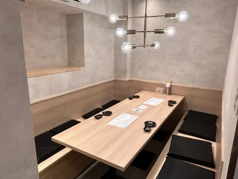 從神田站西口步行3分鐘即可到達【柿之奧提】。本店的氣氛明亮而容易進入，店內裝潢休閒而簡約。我們還可以接待 20 人或以上團體的私人預訂。我們期待您的光臨！
