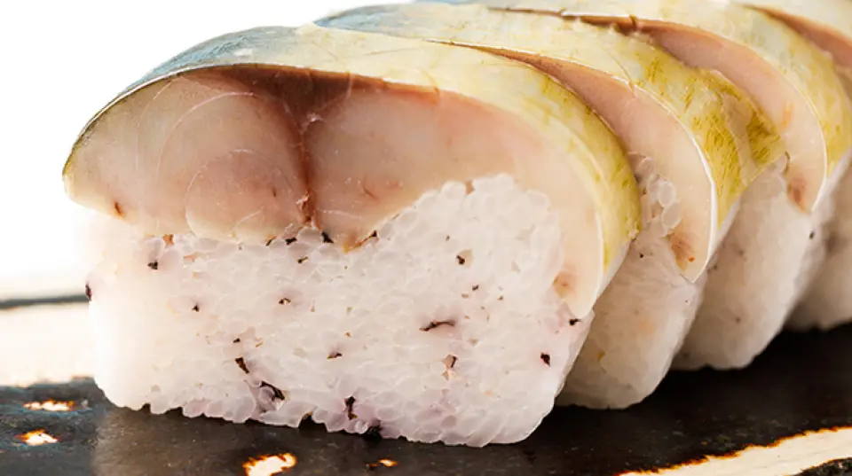 我們的棒壽司中使用的鯖魚是由優質、味道濃鬱的鯖魚製成的。以相模灣的漁港為中心，直接前往現場，認真挑選商品。此外，為了保持高水準的新鮮度、安全性和味道，我們在現場徹底準備食物。請品嚐我們引以為傲的鯖魚的味道，它充滿了對細節的關注。