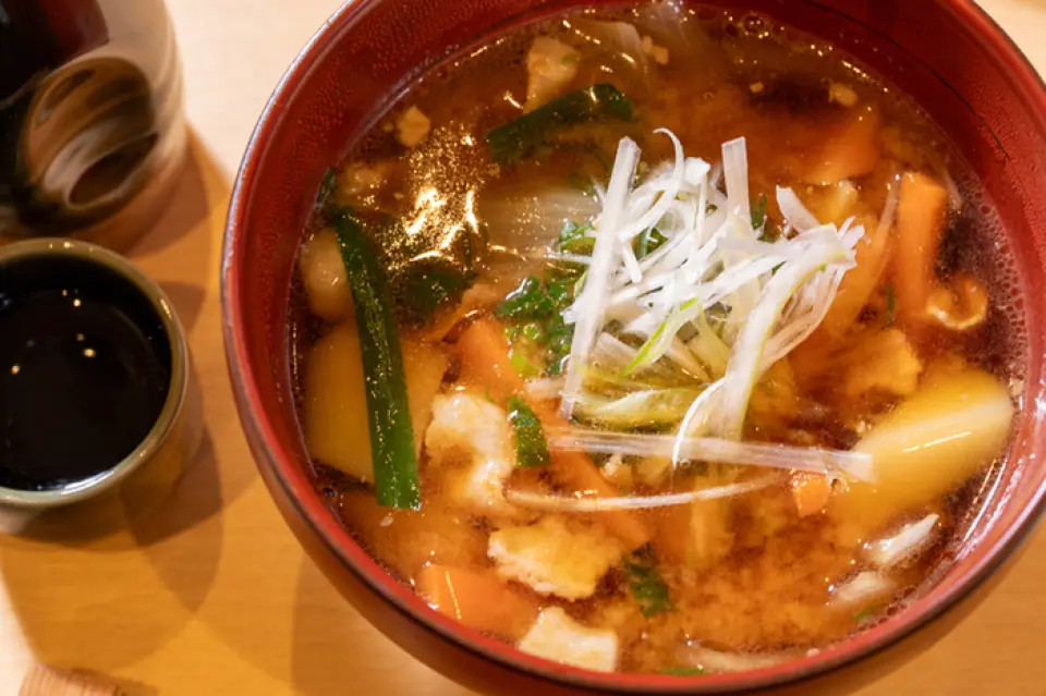 主菜“特制味噌汤”使用的是德岛县鸣门市拥有约140年历史的井上味噌酱油株式会社的味噌。我们的传统味噌是采用传统方法精心制作的，您可以享受到创业以来从未改变过的正宗味道。味噌汤是一种用白味噌和御前味噌制成的套餐，富含新鲜蔬菜和蛋白质等对身体有益的成分，连汤本身也营养丰富，是忙碌人士的必尝之选。酒后小酌也很适合◎