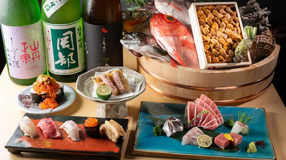 Tại nhà hàng của chúng tôi, chúng tôi không chỉ cung cấp các món sashimi và cá theo mùa mà còn cả động vật có vỏ và cá khô không có tại nhà hàng chính của chúng tôi và chúng tôi đã nâng cấp thực đơn của mình! Chúng tôi cũng có nhiều lựa chọn về rượu sake Nhật Bản được lựa chọn cẩn thận để phù hợp với các món hải sản. Món cá thu ngựa chiên nổi tiếng của ASA Tora là món ăn rất phổ biến trong thực đơn tại cửa hàng chính. Hãy thử nó♪