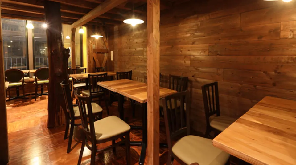本店的特点是“数寄屋式”的住宅风格，融合了茶室建筑的技术和设计。餐厅的内部融合了古老民居的温馨氛围和现代氛围，适合任何场合，无论年龄还是性别，二楼都有餐桌座位，具有开放的感觉。夹层有榻榻米房间，气氛很好，可以和朋友一起度过愉快的时光！