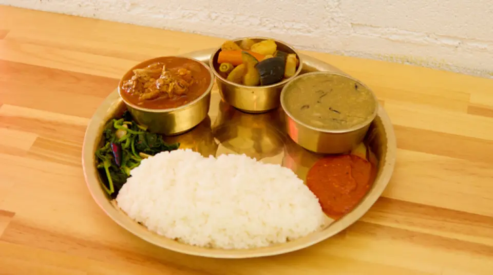 我们对所使用的香料非常讲究，忠实地再现了正宗的味道。 Dal Bhat 套餐包括豆类、当日两种咖喱、腌萝卜和炒菜，日夜都很受欢迎。最后将所有材料混合在一起即可享用，以柔滑的汤汁为基础，提供了包括鸡肉和蔬菜在内的 6 种咖喱。你可以选择薄饼或米饭。还有传统的“Chiura套餐”，包括碎干米饭和配菜◎午餐包括饮料。