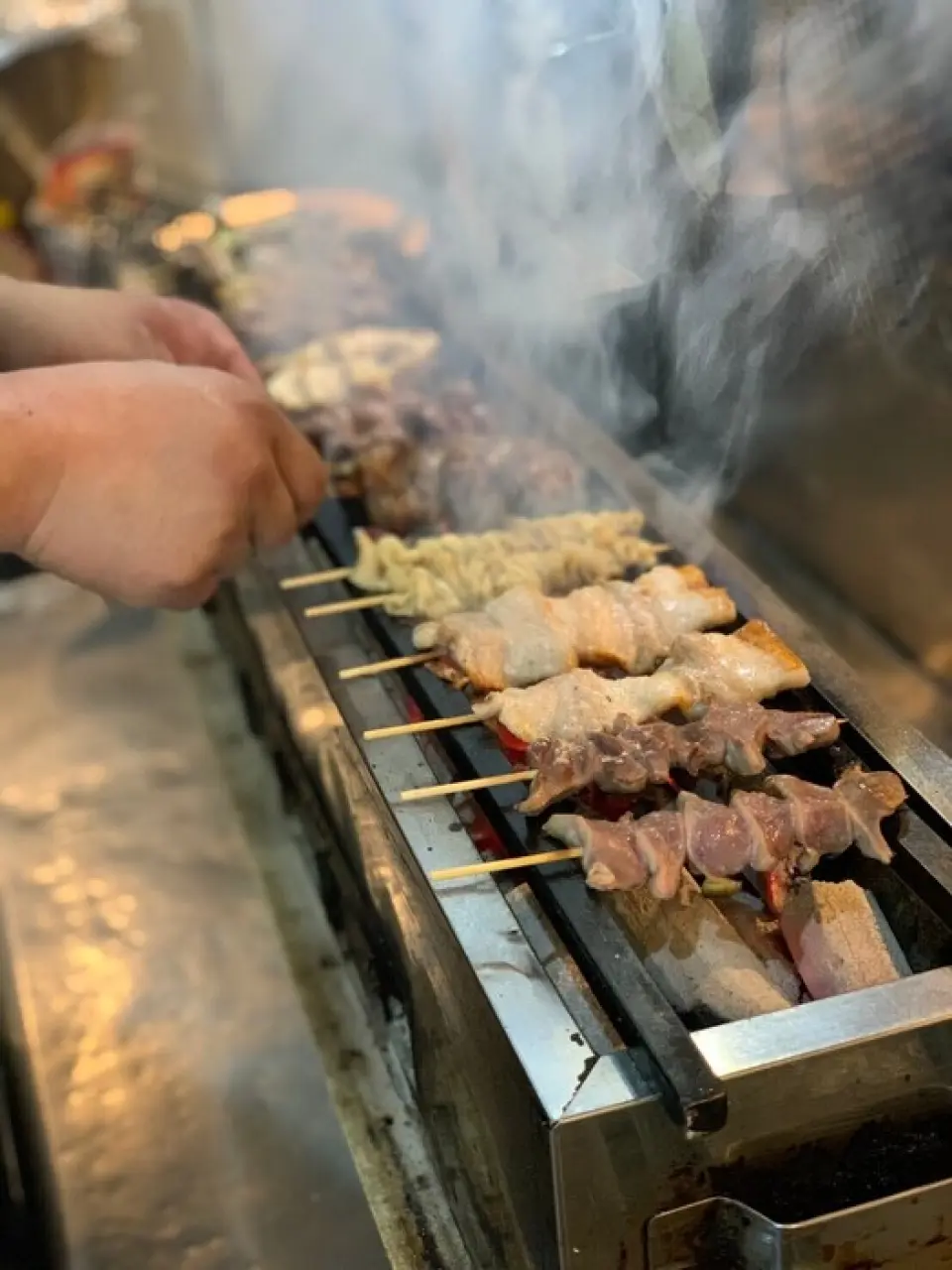 我们引以为傲的烤鸡肉串是使用当天早上捕获的极其新鲜的鸡肉在木炭上烤制而成。每个配料都很大而且很饱！产品种类繁多，不仅有鸡肉，还有蔬菜、猪肉和牛肉。最受欢迎的商品是店里手工制作的“特色肉丸”。您可以享受花费大量时间和精力的蓬松质感。 Negima 和初尾市的稀有地区也是必看景点。另外，限量版的白肝也不要错过♪ 搭配酱汁或盐一起享用您最喜欢的烤鸡肉串吧！