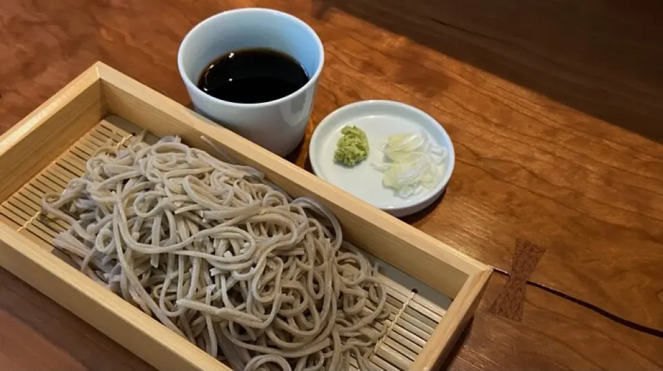 Mì soba đặc sản của chúng tôi được các nghệ nhân làm thủ công vào mỗi buổi sáng. Bạn có thể thưởng thức "cổ họng" chắc chắn mà chỉ có thể đạt được bằng soba làm bằng tay và "mùi thơm" độc đáo của soba ♪ Chúng tôi cũng tổ chức [Trải nghiệm làm soba làm bằng tay] được khuyến khích cho các gia đình có trẻ em hoặc cho một buổi hẹn hò ! Giá là 3.850 yên và bao gồm 5 phần mì soba thô được làm thủ công. Bạn hoàn toàn có thể thưởng thức sự hấp dẫn của mì soba, vì vậy vui lòng liên hệ với cửa hàng để biết thêm chi tiết! Chúng tôi sẽ mang đến cho bạn khoảng thời gian vui vẻ và thú vị ◎