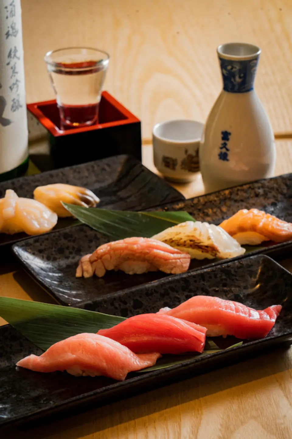 从鱼市直接送来的新鲜鱼经过我们的厨师精心的屠宰和烹制。请享用我们的寿司，它能与精心挑选的调味品一起充分发挥食材的美味。我们还提供每日推荐、超值套餐和课程。也可外卖。我们准备了多种与寿司完美搭配的精选日本酒。大约有 10 种不同的商品可供选择，并且会根据季节和供应情况而变化。我们还提供生啤酒和国产威士忌。