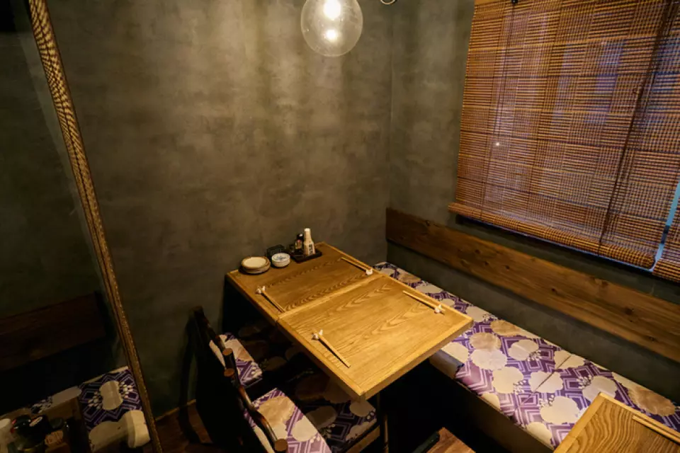 位於人形町站旁邊，靠近水天宮站，交通便利。作為本店標誌的「布袋村」的外觀令人印象深刻，歡迎您的光臨！踏入暖簾之下，映入眼簾的是充滿木頭溫暖感的現代日式空間。 1樓設有吧台席和桌席，可盡情享受廚房的現場氣氛。二樓設有桌席，最多可容納15人。您也可以預訂二樓容納 15 至 23 人。男女都可以輕鬆享受的氛圍，非常適合女孩聚會等。