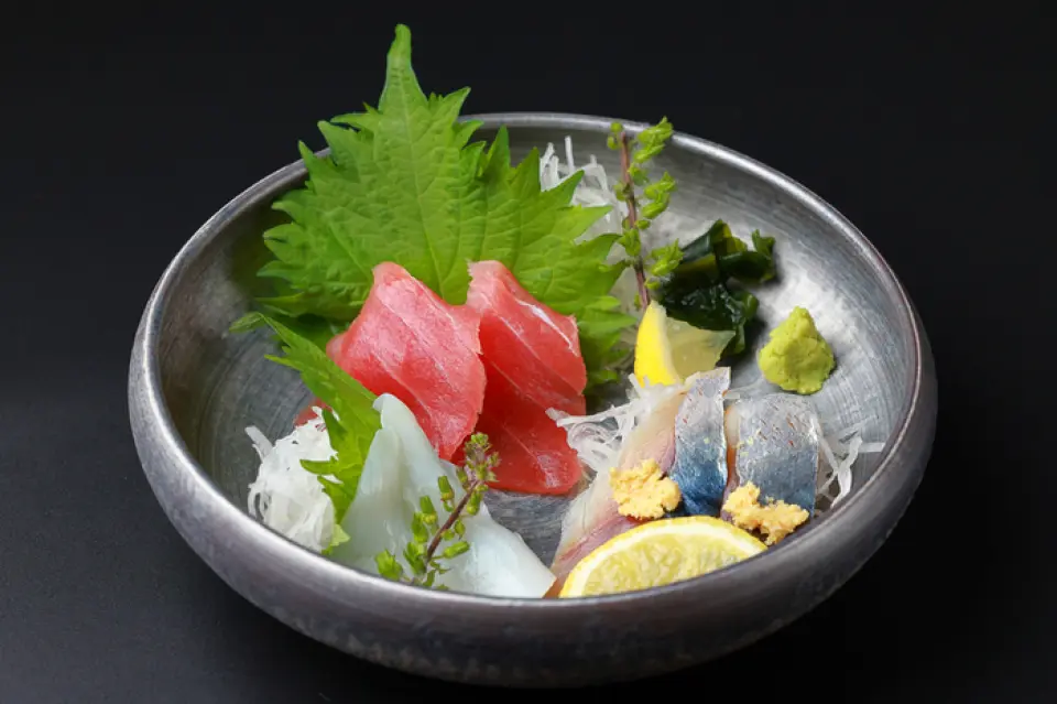 塔北最好的一点就是你可以随时享用新鲜的鱼！从使用日本料理的经典食材的菜肴到发挥个性的创意菜肴，您可以享受到各种各样的菜肴。