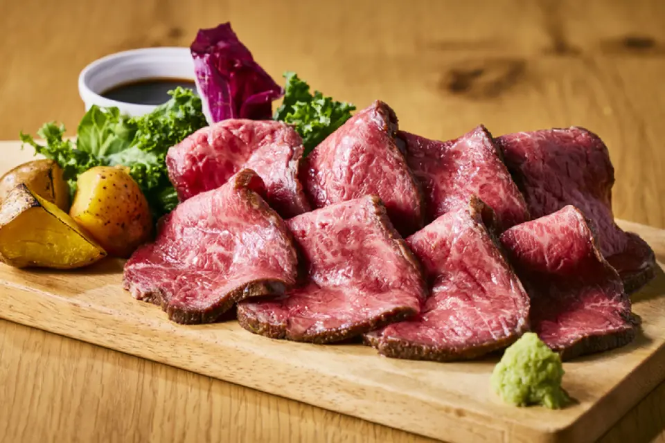 推荐的菜是自家做的“烤牛肉”！我们使用特殊香料并在特定温度下精心烘烤。午餐时，我们提供价格更高的盘子，晚餐时，我们提供更多的肉。搭配咸芥末或柠檬酱油，可以清爽地享用。同样吸引人的是法式吐司，它是在前一天腌制的，以吸收味道。搭配时令水果拼盘和香草冰淇淋一起享用吧♪
