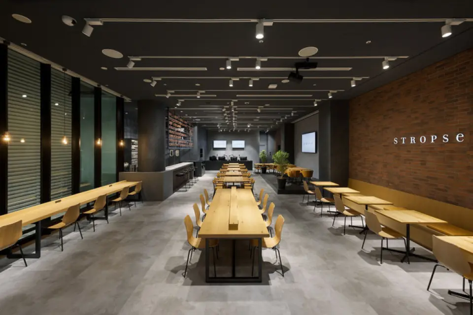 本店距离京桥站步行 2 分钟，可从其他几个车站前往。这是一家咖啡厅酒吧，不仅可以享受饮料和美食，还可以享受电子竞技。◎店内天花板很高，具有开放感，砖块图案的现代风格内饰。备有充足的大桌席和吧台席，可预约35人以上的私人聚会。如果预留的话，可以使用电脑、显示器、麦克风和扬声器。何不与朋友一起一边喝酒一边享受电子竞技的乐趣呢？