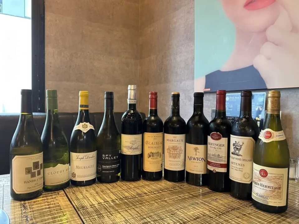 We offer a wide range of wines, from red wine that goes perfectly with meat to white wine and sparkling wine. We always have over 20 types of carefully selected wines from around the world, including the US, Italy, and France. What's more, if you order a bottle of wine, you will also receive a free potato cheese pancake! Please feel free to come and try it out! Enjoy the ultimate wine experience with high-quality meat.