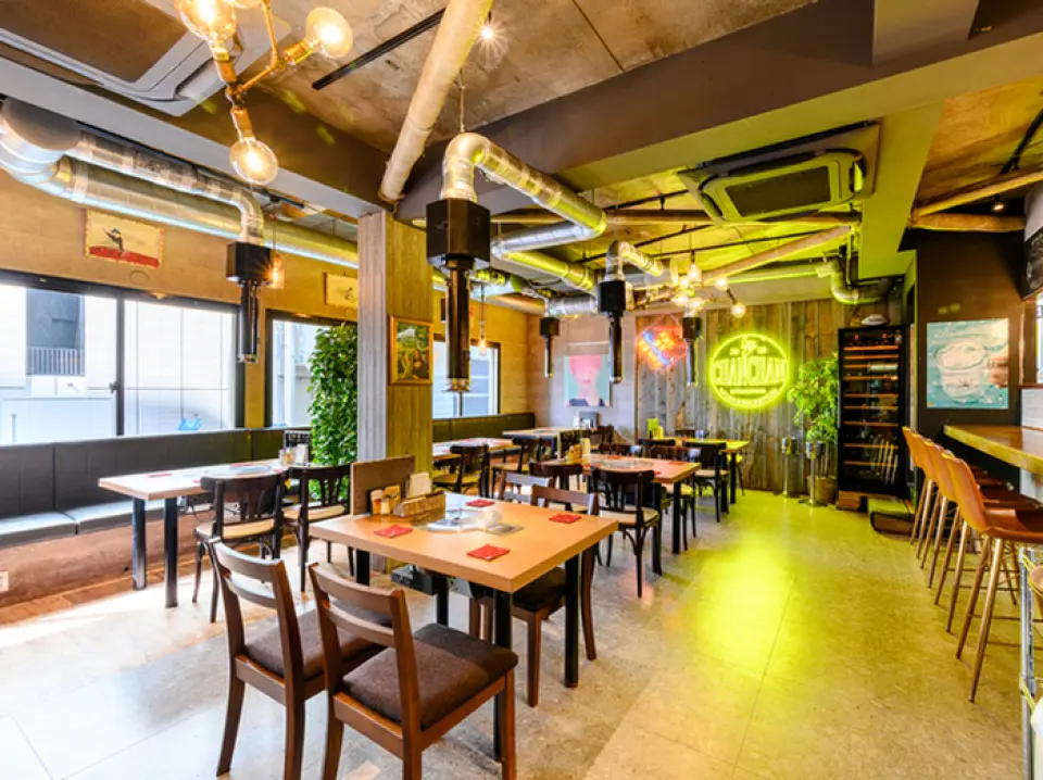 This is a stylish yakiniku restaurant with a modern atmosphere, reminiscent of a cafe or Italian restaurant. The interior is also eye-catching, with the restaurant's name as a logo and glowing neon signs on one wall. Seating options include tables with bench sofas on one side, and counter seats where you can relax even if you are dining alone. We look forward to welcoming you for a wide range of occasions, such as girls' nights, dates, and drinking parties.
