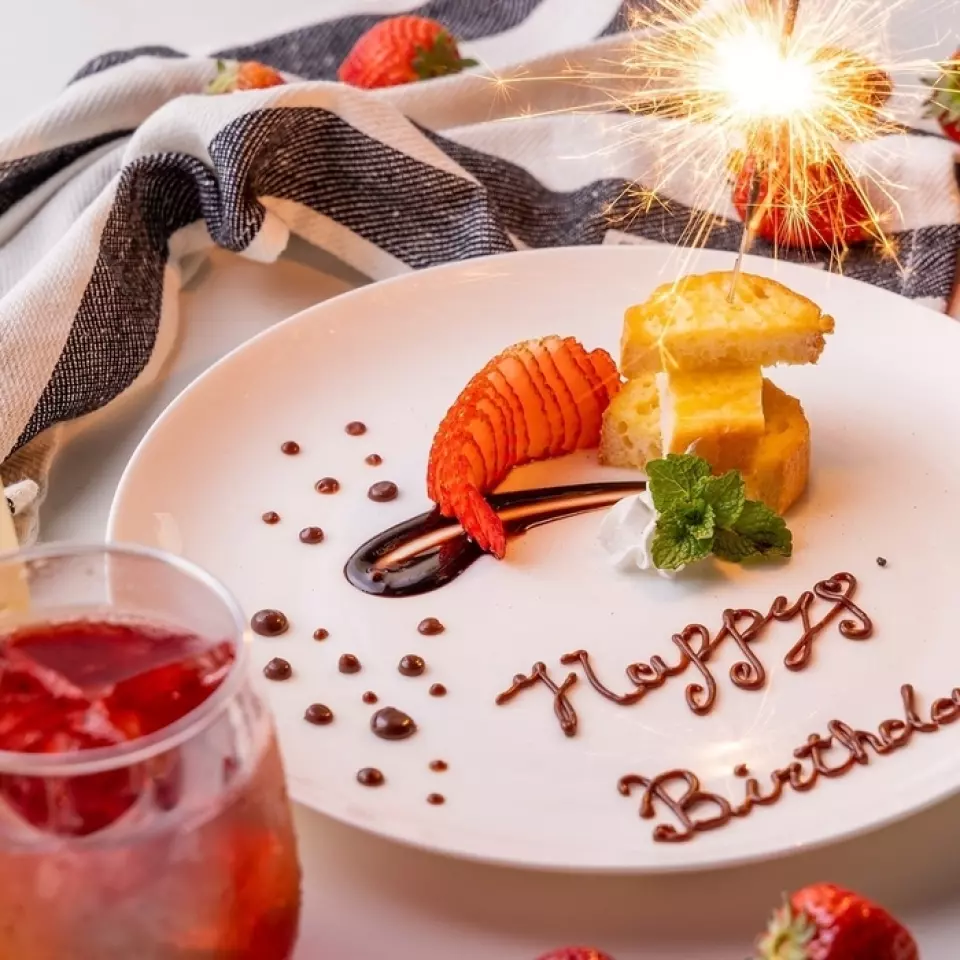 我们有适合生日的生日盘子。如果您使用优惠券提前预订，您将收到生日盘作为礼物。我们全体工作人员将共同努力，创造惊喜的演出！当然，也可以保留供私人使用。推荐用于零聚会、余兴聚会、欢迎和欢送聚会等休闲聚会。我们还提供各种超值美食和饮品课程，请您也来尝试一下。在我们的餐厅尽情享受您所爱的人一年一度的特殊日子。
