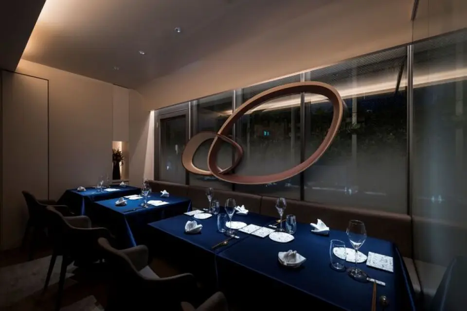 The main dining room was designed by designer Shosuke Takashima. It can be used for entertaining guests or anniversaries. It can accommodate 1 to 8 people.