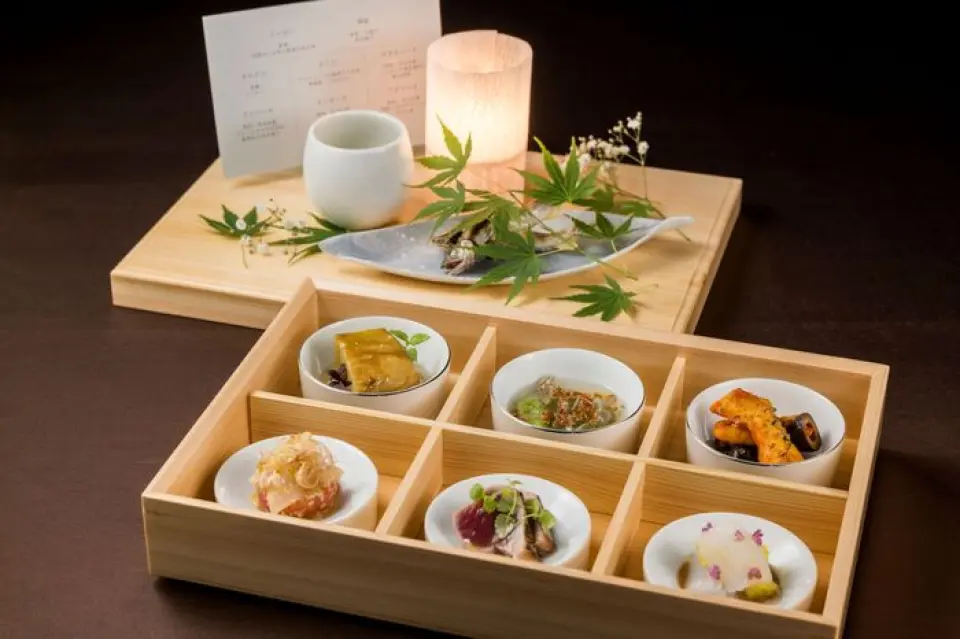 The meal begins with eight dishes, including fish delivered directly from Yoriki Fisheries in Kochi Prefecture and soft-shelled turtle soup. This is a masterpiece by the chef. [Examples of hassun] Soft-shelled turtle soup, abalone with liver, Kamo eggplant and its bavarois, okra paste and white sweet shrimp, swordfish with bagna sauce, seared striped bonito, horseradish dressed striped jack, and kelp-cured rock bream