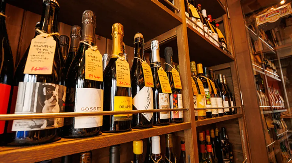 Opposite the counter seats is a glass-walled "walk-in" wine cellar. There are over 400 bottles of wine from around the world lined up here, and customers can go in and choose directly. There are also six types of wine by the glass available, including red, white, and sparkling. The store's recommendation is to enjoy the bottle you choose directly in the wine cellar. There is also a wide selection of natural wines, with around 100 types.