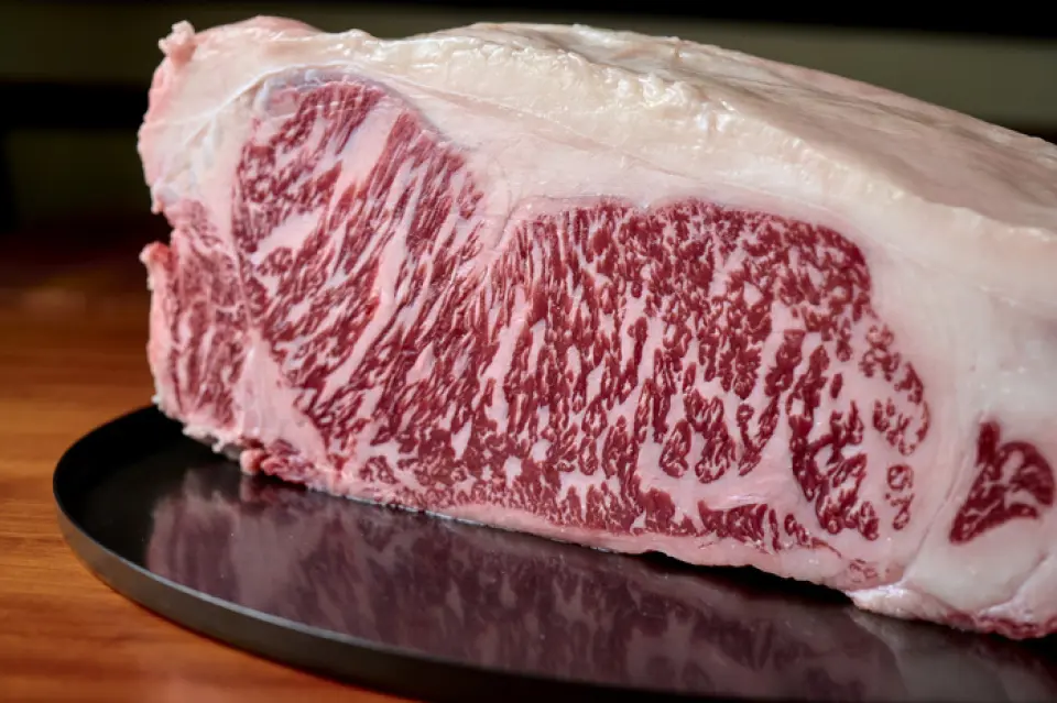 We are not particular about A5. We do not have A5. A5 is simply an index of fat content, not of deliciousness. That is why we take the taste seriously and purchase directly from farmers who raise their cattle safely and with care. We offer around 10 types of extremely rare Wagyu beef, including Wagyu beef that is only sold to one cow per month and only three stores nationwide.